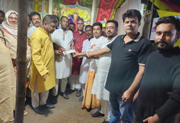 চরভদ্রানে ১৮টি পূজা মন্ডপে নিজস্ব তহবিল থেকে অনুদান দিলেন নিক্সন চৌধুরী