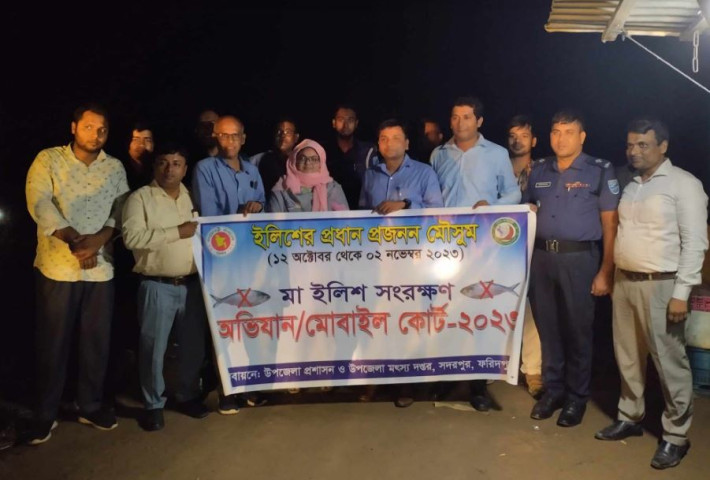 মা ইলিশ রক্ষায় রাতে পদ্মার বুকে ভ্রাম্যমান আদালতের অভিযান