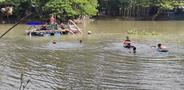ভাঙ্গায় দুটি ড্রেজার জব্দ করেছে প্রশাসন