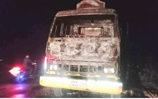 অবরোধে গম বোঝাই ট্রাকে আগুন
