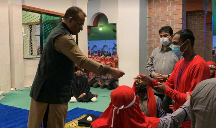 চন্দ্রপাড়া দরবারে ৫ শতাধিক অসহায় মুরিদের মাঝে অনুদানের চেক বিতরণ