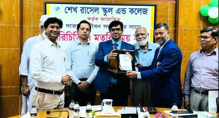 দাতা সদস্য হিসেবে সম্মাননা স্মারক পেলেন ইদ্রিস আলী
