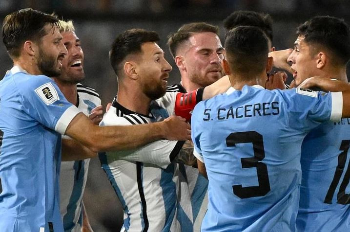 আর্জেন্টিনা-উরুগুয়ের ফুটবলারদের হাতাহাতি, বিরক্ত মেসি