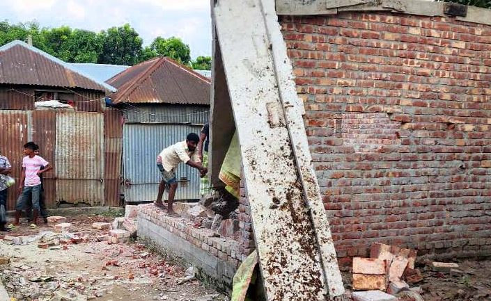 সালথার মাঝারদিয়া হাটে অবৈধ স্থাপনা অপসারণ অভিযান