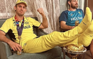 বিশ্বকাপ ট্রফিতে পা তুলে বিতর্কের মুখে অজি তারকা