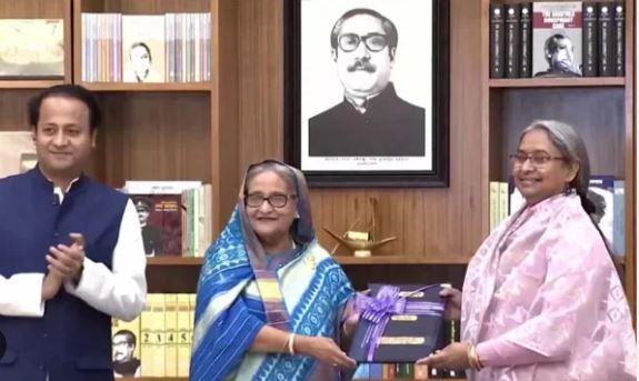 প্রধানমন্ত্রীর হাতে এইচএসসির ফলাফল হস্তান্তর 