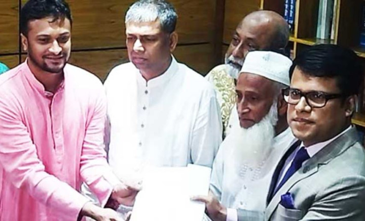 মাগুরায় মনোনয়নপত্র জমা দিলেন সাকিব