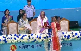 পাঁচ নারীর হাতে রোকেয়া পদক তুলে দিলেন প্রধানমন্ত্রী