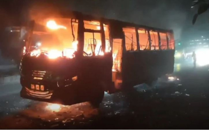 আশুলিয়ায় বাসে আগুন