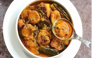 কুমড়ার বড়িতে মাছের ঝোল 