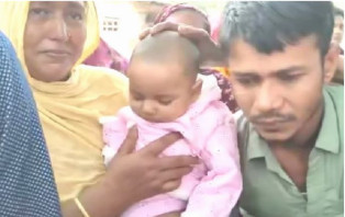 শিশুর কান্না শুনে দরজা ভেঙে মিলল দম্পতির ঝুলন্ত মরদেহ 