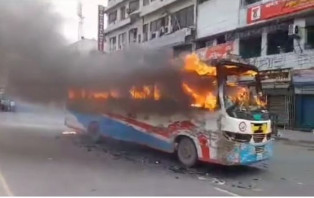 গুলিস্তান জিরো পয়েন্টে বাসে আগুন
