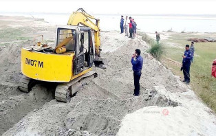 চরভদ্রাসনে অবৈধ বালুর খোলায় অভিযান,ভেকু ড্রাইভারকে সাত দিনের জেল