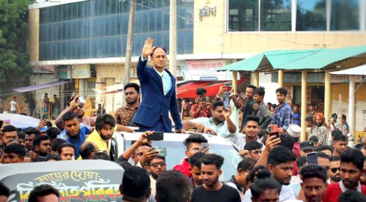 বিশাল ব্যবধানে জিতলেন ব্যারিস্টার সুমন
