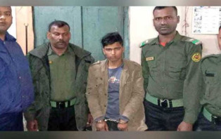 চলন্ত ট্রেনে পাথর নিক্ষেপ, আটক ১ 