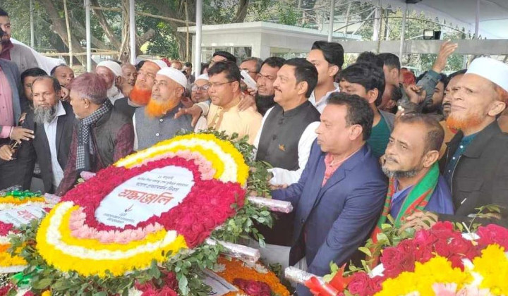 শপথগ্রহণ শেষে বঙ্গবন্ধুর প্রতিকৃতিতে লাবু চৌধুরীর শ্রদ্ধা নিবেদন