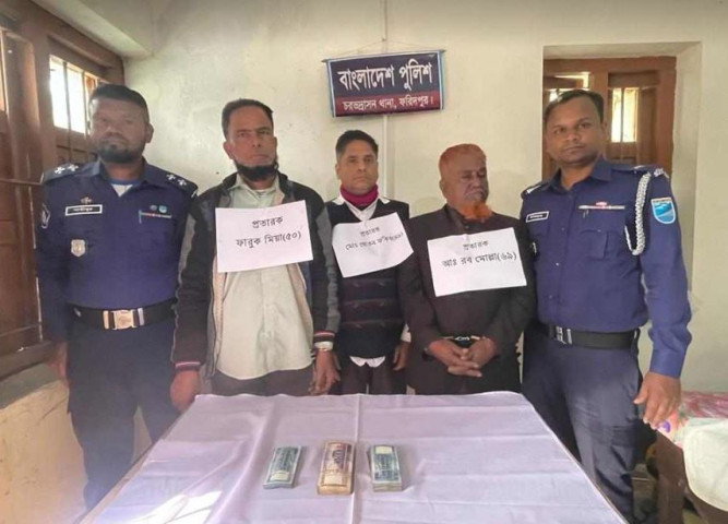 চরভদ্রাসনে সোনালী ব্যাংকে নোট বদলের নামে টাকা আত্মসাৎ, আটক ৩