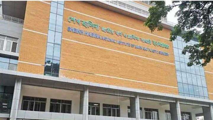 নবজাতক দেখতে গিয়ে আগুনে ৬ জন দগ্ধ