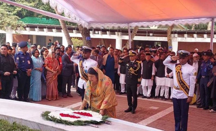 টুঙ্গিপাড়ায় বঙ্গবন্ধুর সমাধিতে স্পিকারের শ্রদ্ধা