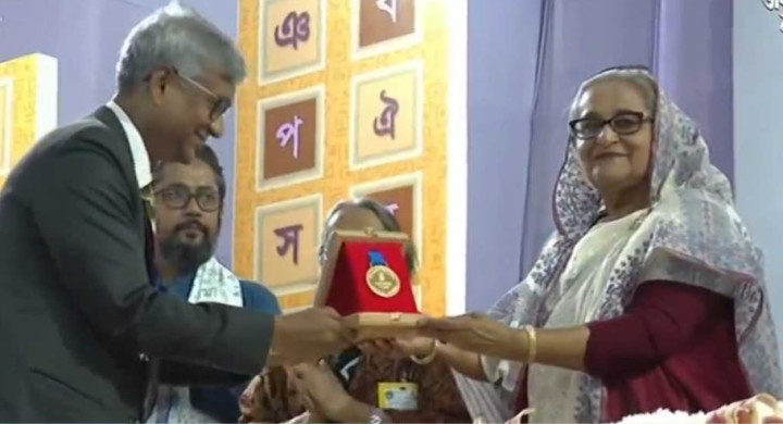 বাংলা একাডেমি সাহিত্য পুরস্কার তুলে দিলেন প্রধানমন্ত্রী