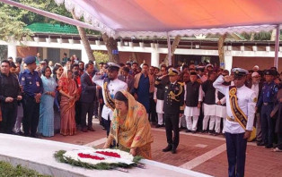 টুঙ্গিপাড়ায় বঙ্গবন্ধুর সমাধিতে স্পিকারের শ্রদ্ধা