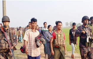 সীমান্তে অস্ত্রসহ আটক ২৪, বাধা দেওয়ায় হাতবোমা বিস্ফোরণ