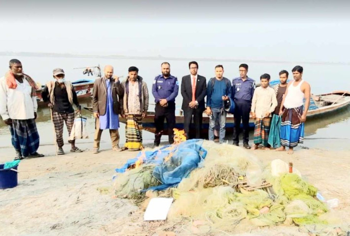 পদ্মা নদীতে অভিযান; ৮ হাজার মিটার কারেন্ট জাল জব্দ