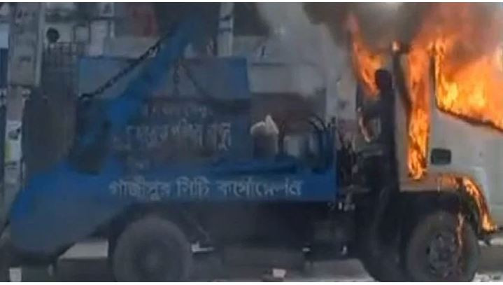 গাজীপুর সিটির গাড়িচাপায় পোশাক শ্রমিক নিহত, মহাসড়ক অবরোধ