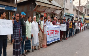 সদরপুরে রাস্তা দখলের অভিযোগে এলাকাবাসীর মানববন্ধন