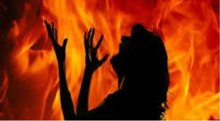 গর্ভবতী স্ত্রীর শরীরে আগুন ধরিয়ে দিলেন স্বামী