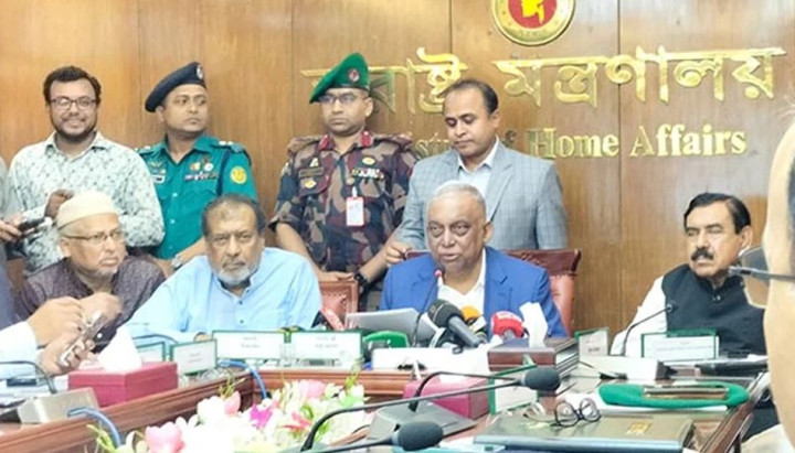 ঈদে সড়কে চাঁদাবাজি ও অতিরিক্ত যাত্রী পরিবহন নিয়ে যা বললেন স্বরাষ্ট্রমন্ত্রী