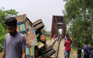 বালুভর্তি ট্রাকে ট্রেনের ধাক্কায় নিহতের সংখ্যা বেড়ে ৬