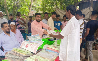 সালথার খারদিয়ায় যুবলীগ নেতার ঈদ উপহার বিতরণ