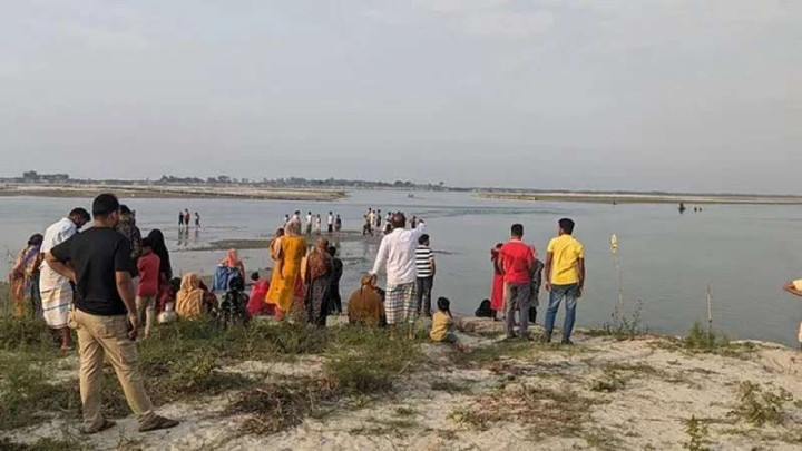 চরভদ্রাসনে ছেলেকে বাঁচাতে গিয়ে পদ্মা নদীতে ডুবে নিখোঁজ হয়েছেন বাবা