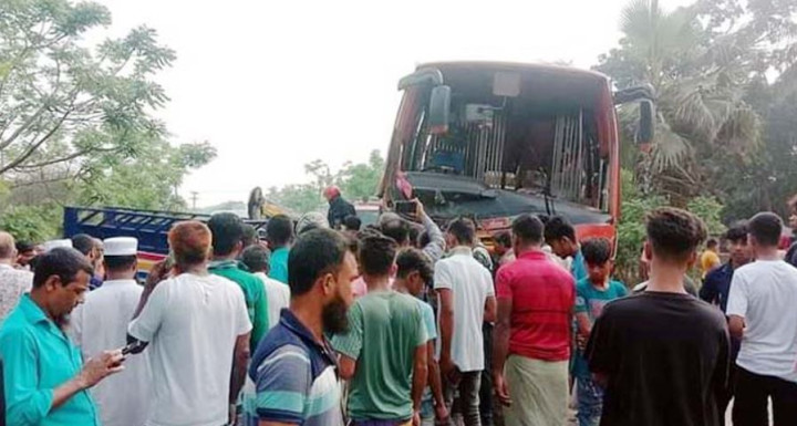 ফরিদপুরে বাস ও পিকআপের মুখোমুখি সংঘর্ষ, নিহত ১১