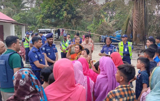 সালথায় সংঘর্ষস্থল পরিদর্শনে এসপি মোর্শেদ আলম