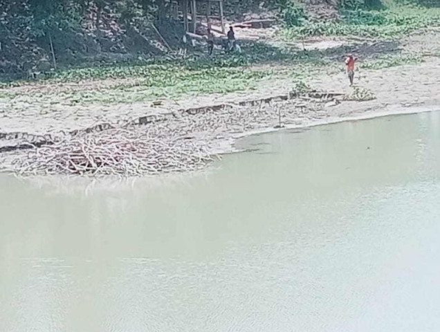 চরভদ্রাসনের ভূবেনেশ্বর নদ থেকে মাটি কাটার দায়ে  যুবককে  জরিমানা 