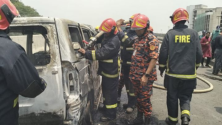 বিমানবন্দর ফ্লাইওভারে মাইক্রোবাসে আগুন