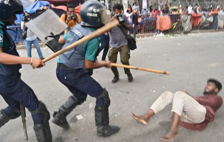 মিরপুরে পুলিশের সঙ্গে অটোরিকশা চালকদের সংঘর্ষ, পাল্টাপাল্টি ধাওয়া