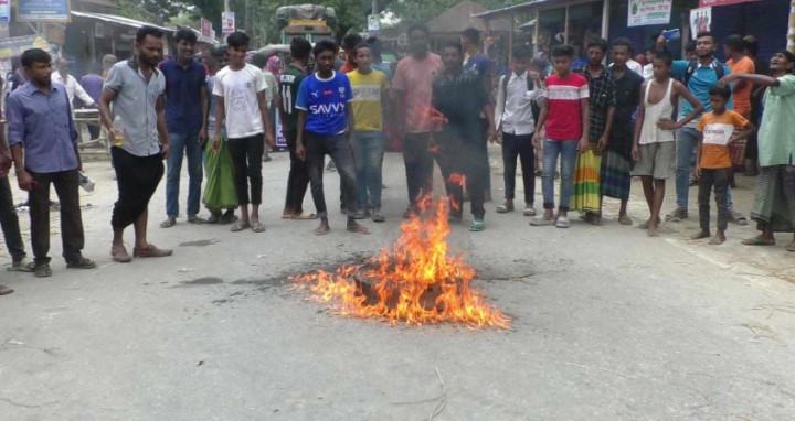 যৌতুকের টাকার জন্য স্ত্রী হত্যা : বিক্ষোভ সড়ক অবরোধ 