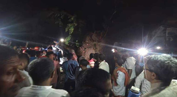 রাজশাহীতে ঝড়ে গাছ পড়ে ২ জনের মৃত্যু