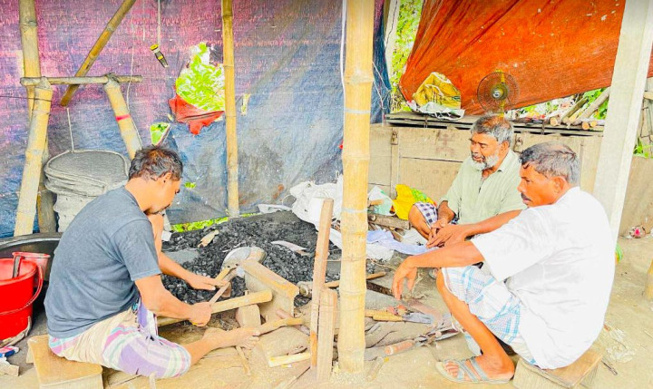 সদরপুরের কামার পল্লীতে চলছে টুংটাং শব্দ