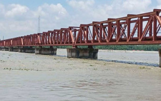 পানি বাড়ায় খুলে দেওয়া হয়েছে তিস্তার ৪৪ জলকপাট, নদীপাড়ে আতঙ্ক 