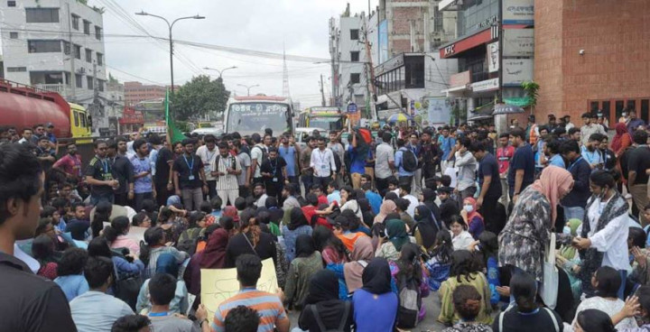 এবার ব্র্যাক-নর্থ সাউথ বিশ্ববিদ্যালয় শিক্ষার্থীদের সড়ক অবরোধ