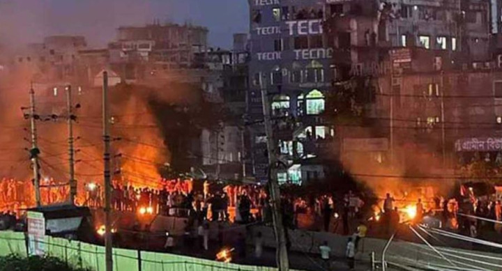 পুলিশের সঙ্গে বিক্ষোভকারীদের সংঘর্ষ, রণক্ষেত্র যাত্রাবাড়ী-শনিরআখড়া