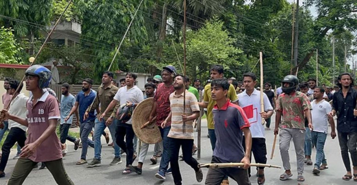 মাদারীপুরে শিক্ষার্থীদের পুলিশের ধাওয়া, পানিতে ডুবে একজনের মৃত্যু