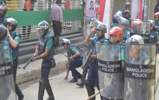 খুলনায় সংঘর্ষে পুলিশ সদস্য নিহত