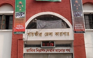 সাতক্ষীরা কারাগার থেকে পালিয়ে যাওয়া ৪০০ বন্দি ফিরে এসেছেন