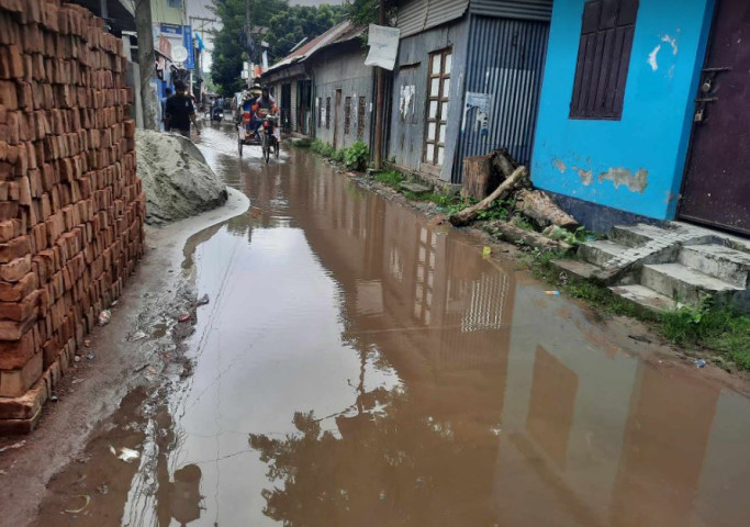 চরভদ্রাসনে বৃষ্টির পানিতে ডুবেছে পাকা রাস্তা; গ্রামবাসীর  ভোগান্তি