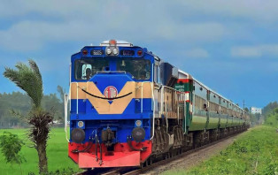 বন্যায় যেসব রুটে ট্রেন চলাচল বন্ধ